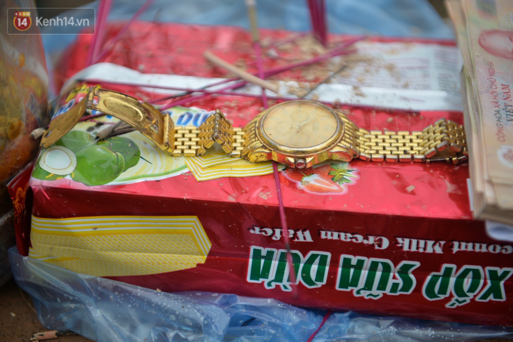 Nước mắt hòa cùng mưa lũ Yên Bái: Cha cầm nén hương thắp con trai 2 tuổi, đau đớn tìm người vợ trong đống đổ nát - Ảnh 11. Nước mắt hòa cùng mưa lũ Yên Bái: Cha cầm nén hương thắp con trai 2 tuổi, đau đớn tìm người vợ trong đống đổ nát 11