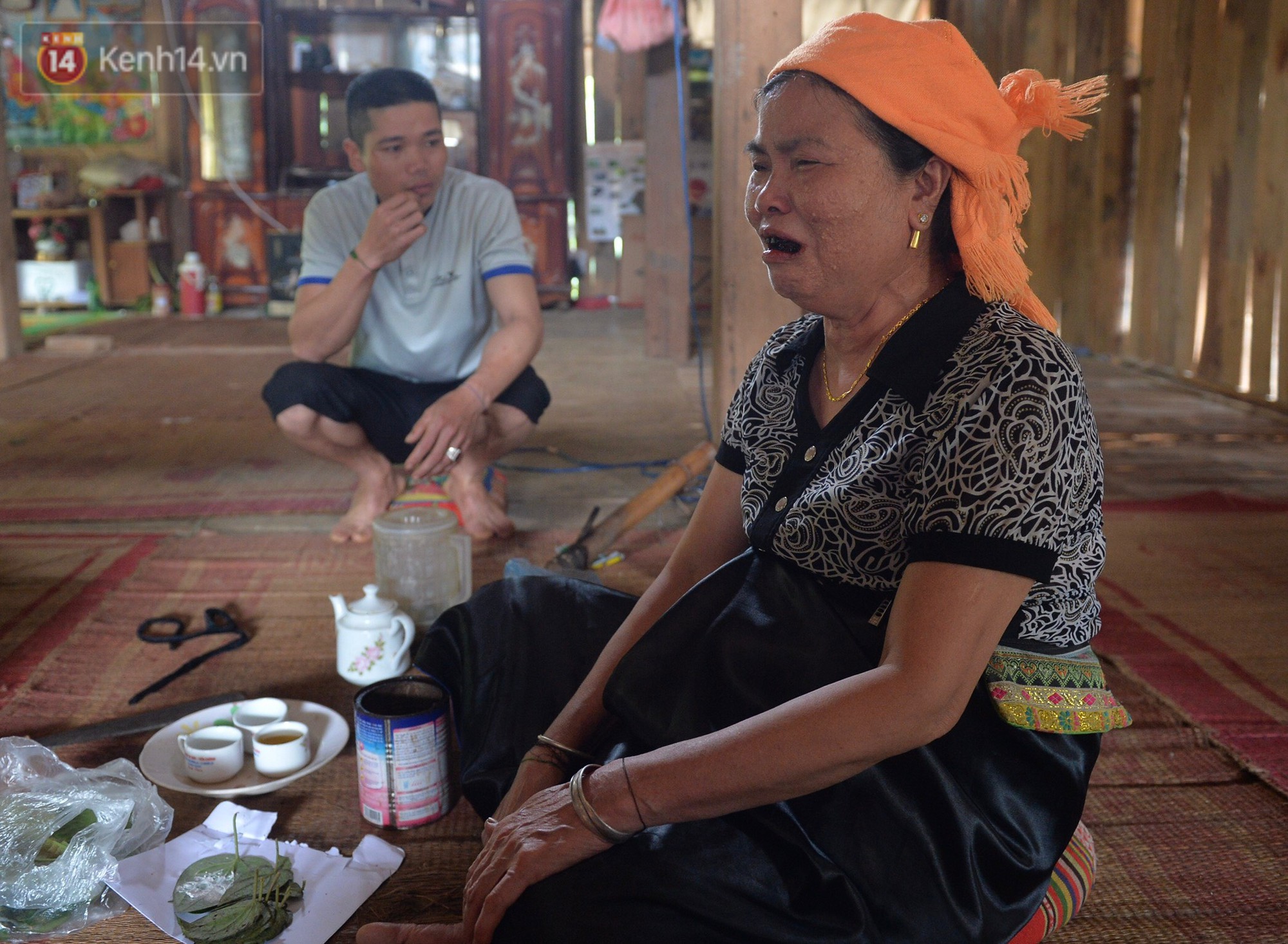 Nước mắt hòa cùng mưa lũ Yên Bái: Cha cầm nén hương thắp con trai 2 tuổi, đau đớn tìm người vợ trong đống đổ nát - Ảnh 4. Nước mắt hòa cùng mưa lũ Yên Bái: Cha cầm nén hương thắp con trai 2 tuổi, đau đớn tìm người vợ trong đống đổ nát 4