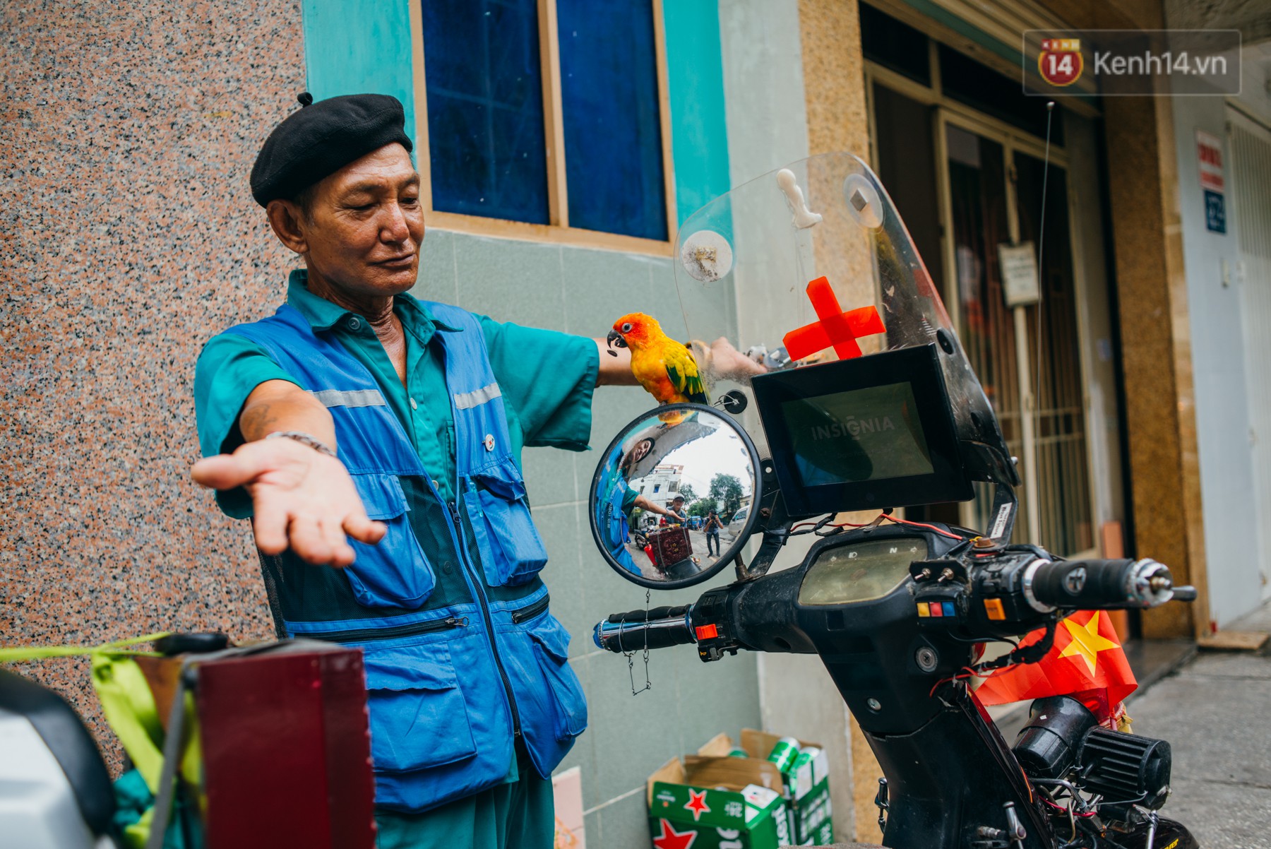 Ông cụ nhặt rác và chú vẹt ở Sài Gòn trên chiếc xe cứu thương đáng yêu được chế tạo từ phế liệu - Ảnh 3. Ông cụ nhặt rác và chú vẹt ở Sài Gòn trên chiếc xe cứu thương đáng yêu được chế tạo từ phế liệu 3