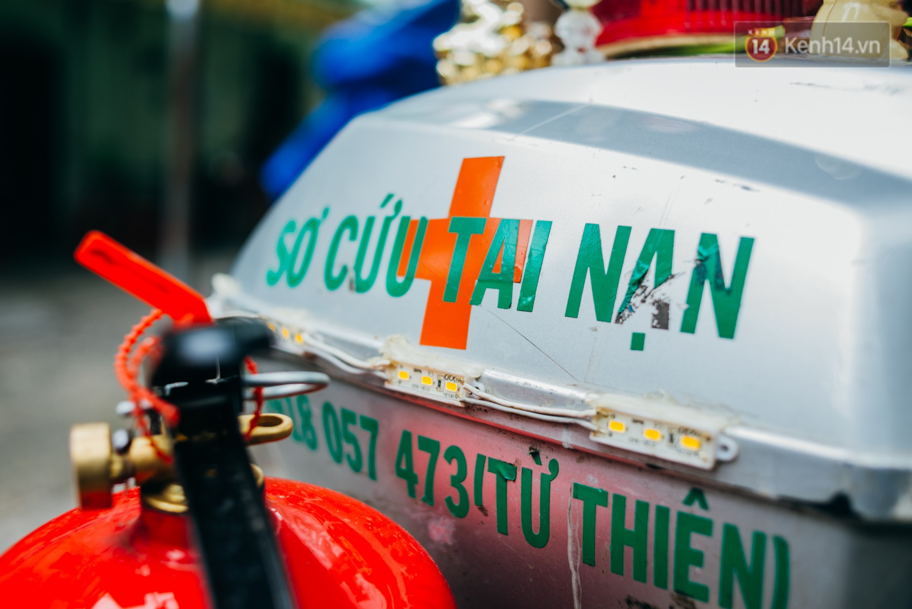 Ông cụ nhặt rác và chú vẹt ở Sài Gòn trên chiếc xe cứu thương đáng yêu được chế tạo từ phế liệu - Ảnh 7. Ông cụ nhặt rác và chú vẹt ở Sài Gòn trên chiếc xe cứu thương đáng yêu được chế tạo từ phế liệu 7