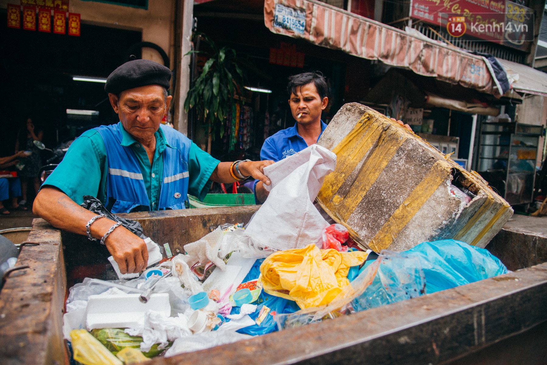 Ông cụ nhặt rác và chú vẹt ở Sài Gòn trên chiếc xe cứu thương đáng yêu được chế tạo từ phế liệu - Ảnh 9. Ông cụ nhặt rác và chú vẹt ở Sài Gòn trên chiếc xe cứu thương đáng yêu được chế tạo từ phế liệu 9