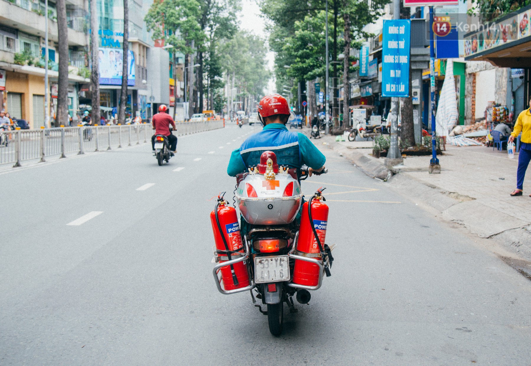 Ông cụ nhặt rác và chú vẹt ở Sài Gòn trên chiếc xe cứu thương đáng yêu được chế tạo từ phế liệu - Ảnh 11. Ông cụ nhặt rác và chú vẹt ở Sài Gòn trên chiếc xe cứu thương đáng yêu được chế tạo từ phế liệu 11