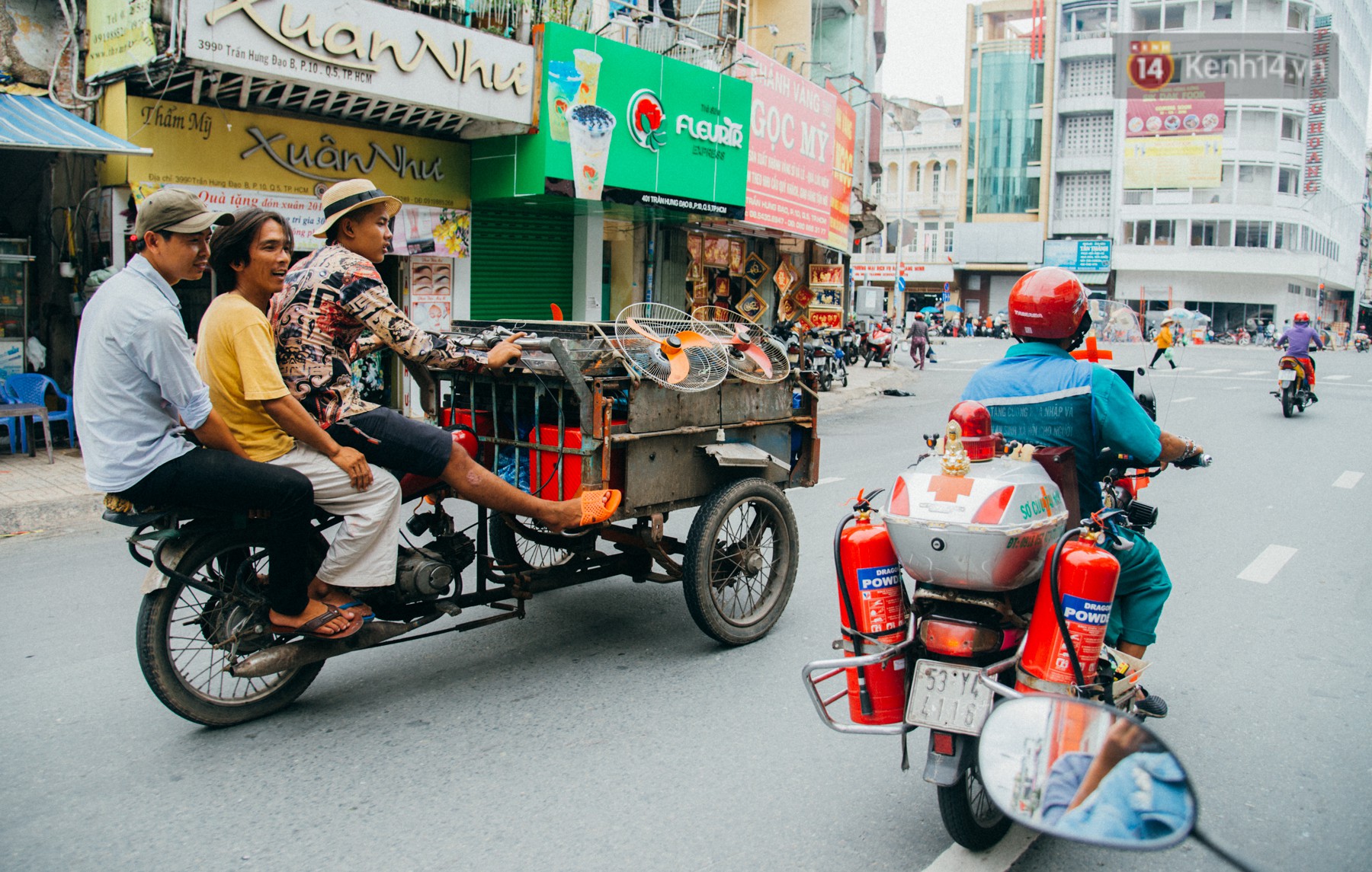 Ông cụ nhặt rác và chú vẹt ở Sài Gòn trên chiếc xe cứu thương đáng yêu được chế tạo từ phế liệu - Ảnh 2. Ông cụ nhặt rác và chú vẹt ở Sài Gòn trên chiếc xe cứu thương đáng yêu được chế tạo từ phế liệu 2