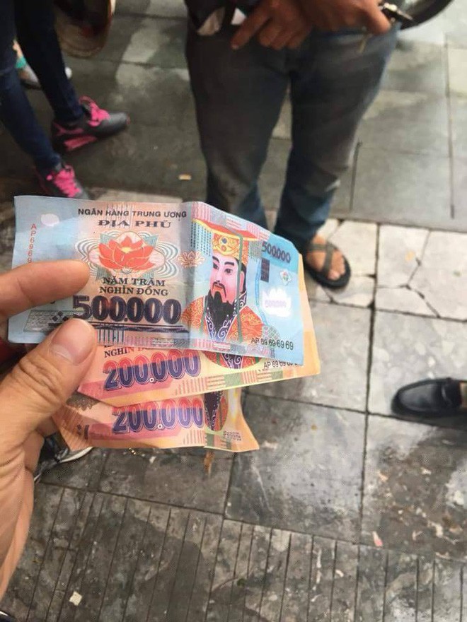 Tài xế taxi trả 900.000đ tiền âm phủ cho du khách đối diện hình phạt nào? 1 Tài xế taxi trả 900.000đ tiền âm phủ cho du khách đối diện hình phạt nào? 1