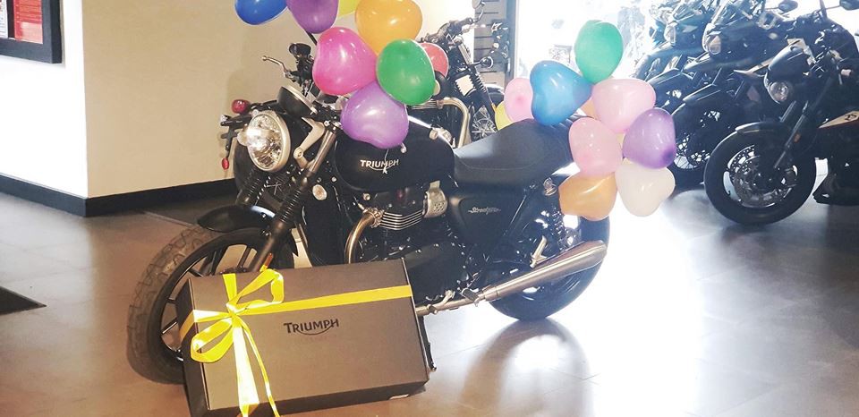 Vợ tặng chồng chiếc balo nhân ngày sinh nhật, ai ngờ trong đó lại chứa chìa khóa xe máy Triumph trong mơ trị giá hơn nửa tỷ đồng - Ảnh 2.