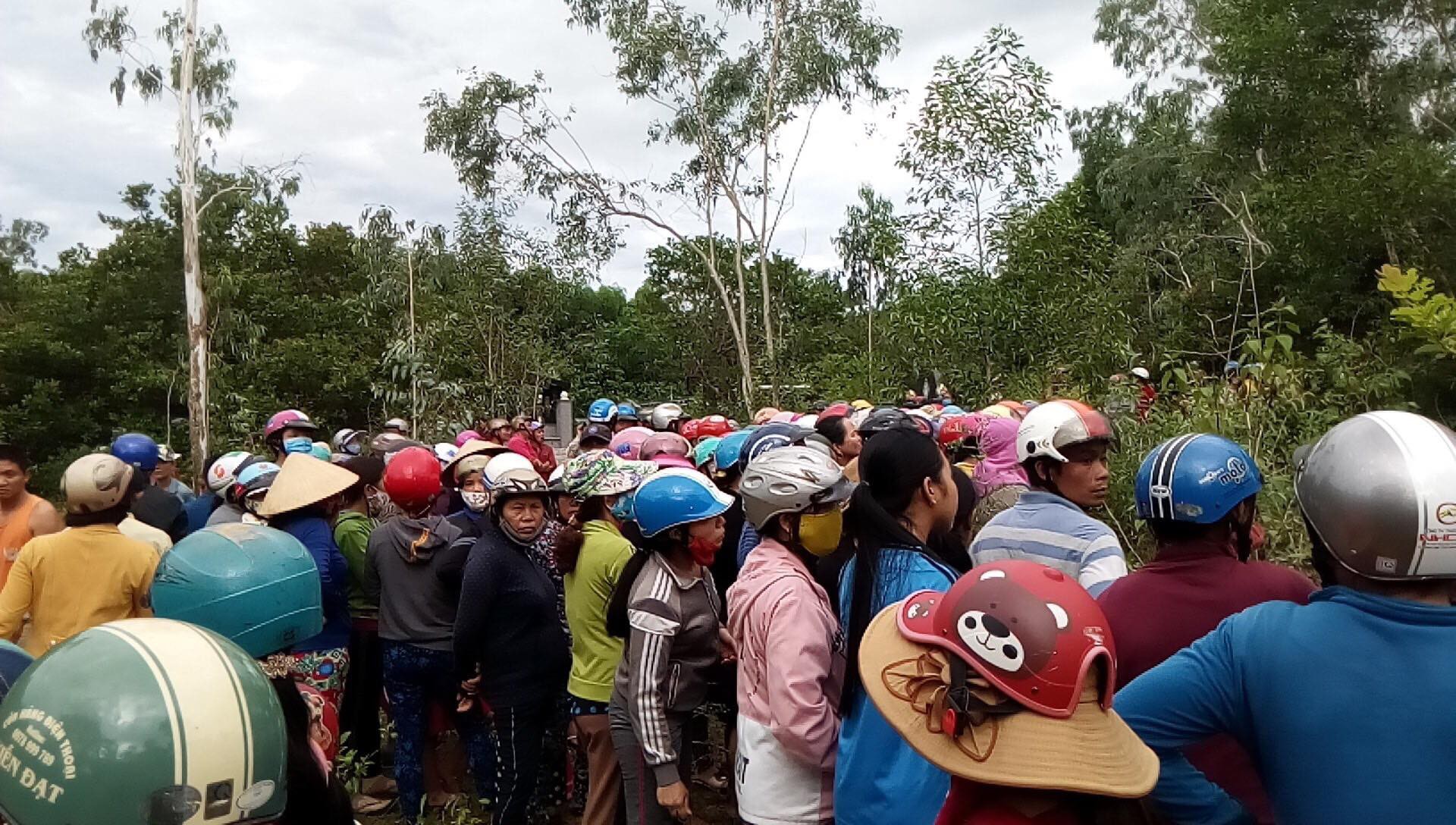 Hiện trường thảm án kinh hoàng 3 người tử vong nghi bị sát hại trong nghĩa địa ở Bình Định - Ảnh 2. Hiện trường thảm án kinh hoàng 3 người tử vong nghi bị sát hại trong nghĩa địa ở Bình Định 2