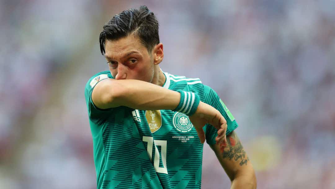 Ozil chia tay tuyển Đức: Người hâm mộ thế giới phẫn nộ - Ảnh 1. Người hâm mộ thế giới phẫn nộ khi Ozil từ giã tuyển Đức trong uất nghẹn 1
