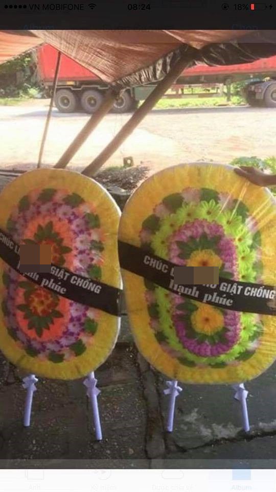 2 con gái gửi vòng hoa tang đến mừng đám cưới của bố và nhân tình trẻ - Ảnh 1.