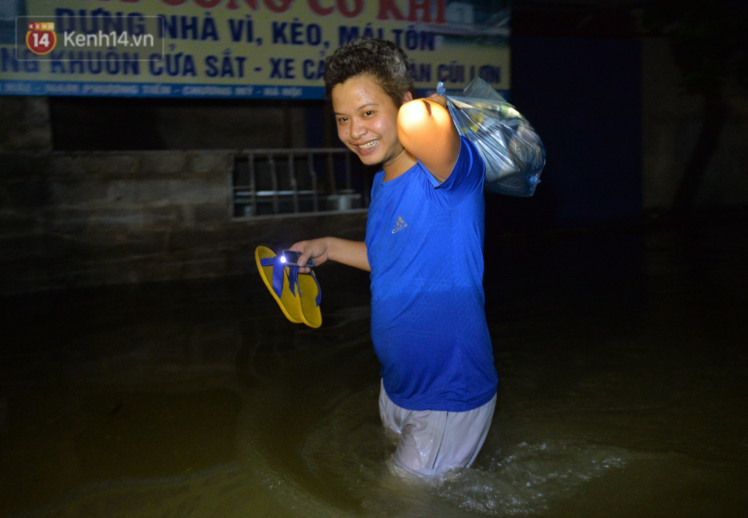 Người Hà Nội chèo thuyền tìm nơi 'lánh nạn' trong đêm: 'Dự đoán nước còn dâng cao nữa nên... chạy thôi' 16
