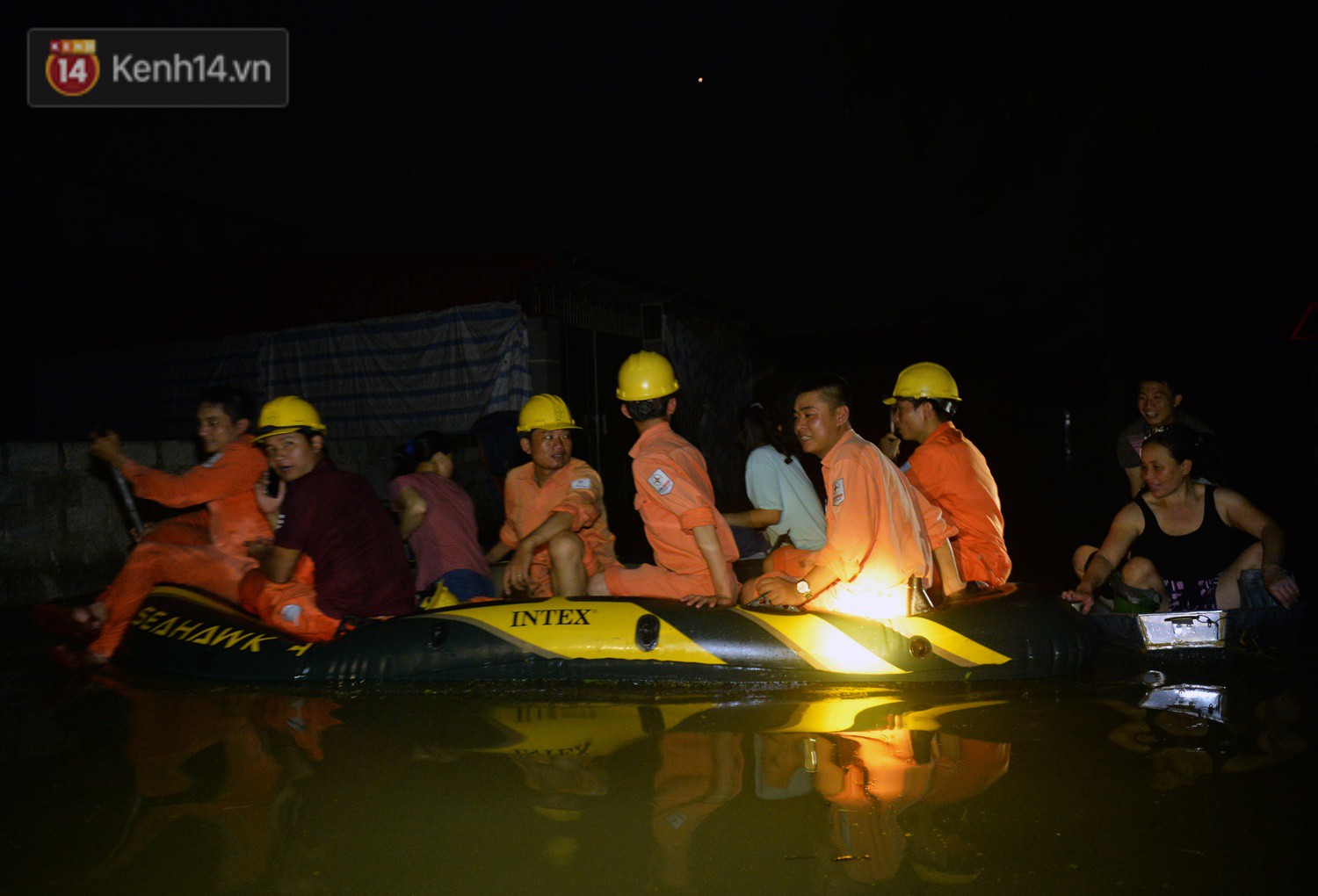 Người Hà Nội chèo thuyền tìm nơi 'lánh nạn' trong đêm: 'Dự đoán nước còn dâng cao nữa nên... chạy thôi' 9