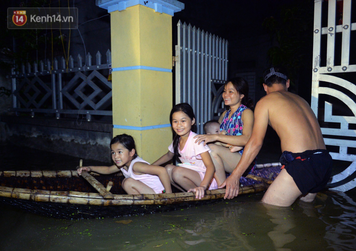 Người Hà Nội chèo thuyền tìm nơi lánh nạn trong đêm: Dự đoán nước còn dâng cao nữa nên... chạy thôi - Ảnh 12. Người Hà Nội chèo thuyền tìm nơi 'lánh nạn' trong đêm: 'Dự đoán nước còn dâng cao nữa nên... chạy thôi' 12