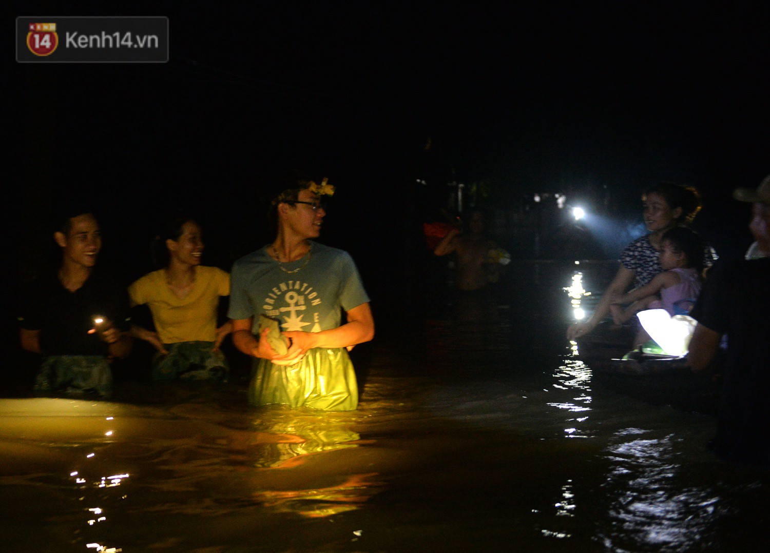 Người Hà Nội chèo thuyền tìm nơi 'lánh nạn' trong đêm: 'Dự đoán nước còn dâng cao nữa nên... chạy thôi' 5