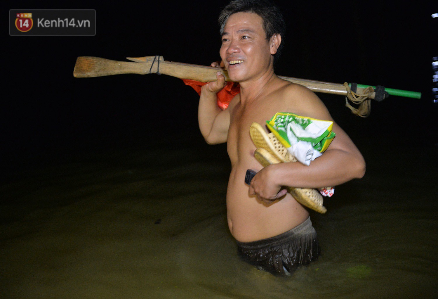 Người Hà Nội chèo thuyền tìm nơi 'lánh nạn' trong đêm: 'Dự đoán nước còn dâng cao nữa nên... chạy thôi' 6