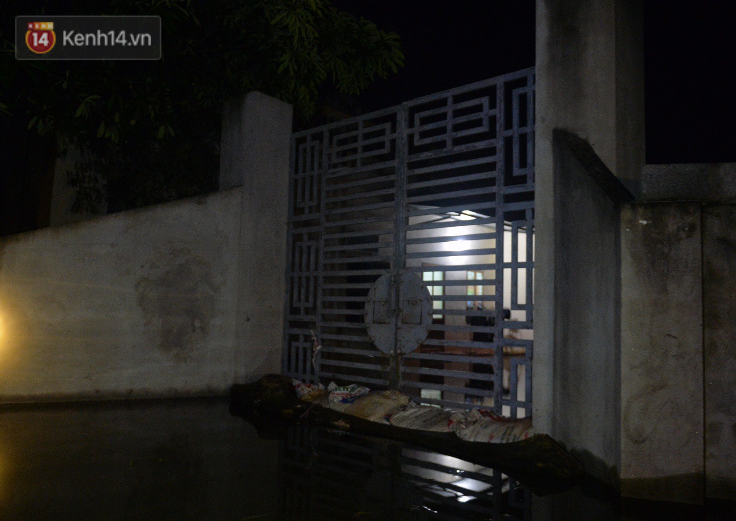 Người Hà Nội chèo thuyền tìm nơi lánh nạn trong đêm: Dự đoán nước còn dâng cao nữa nên... chạy thôi - Ảnh 1. Người Hà Nội chèo thuyền tìm nơi 'lánh nạn' trong đêm: 'Dự đoán nước còn dâng cao nữa nên... chạy thôi' 1