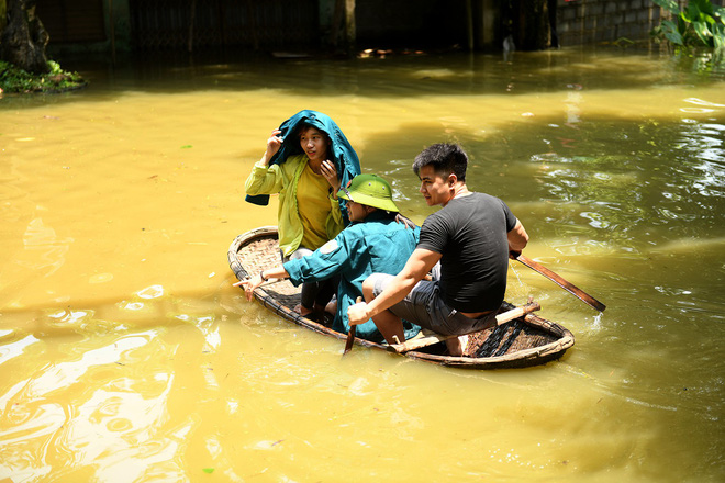Sau 1 tuần mưa, người Hà Nội dùng thuyền tự chế, bơi trong dòng nước ngập ao bèo về nhà 4