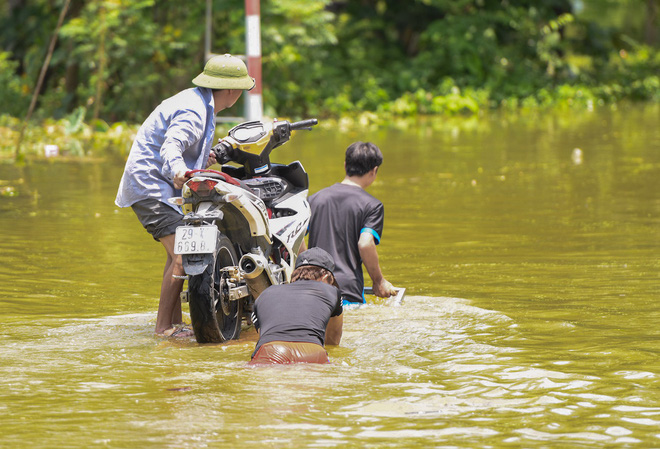 Sau 1 tuần mưa, người Hà Nội dùng thuyền tự chế, bơi trong dòng nước ngập ao bèo về nhà - Ảnh 9. Sau 1 tuần mưa, người Hà Nội dùng thuyền tự chế, bơi trong dòng nước ngập ao bèo về nhà 8
