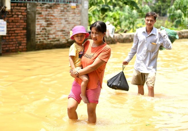 Sau 1 tuần mưa, người Hà Nội dùng thuyền tự chế, bơi trong dòng nước ngập ao bèo về nhà - Ảnh 11.