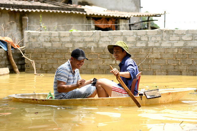 Sau 1 tuần mưa, người Hà Nội dùng thuyền tự chế, bơi trong dòng nước ngập ao bèo về nhà - Ảnh 8.