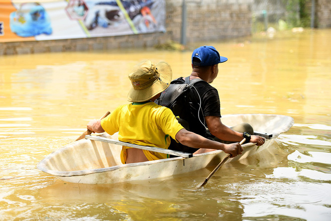 Sau 1 tuần mưa, người Hà Nội dùng thuyền tự chế, bơi trong dòng nước ngập ao bèo về nhà 6