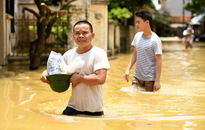 Sau 1 tuần mưa, người Hà Nội dùng thuyền tự chế, bơi trong dòng nước ngập ao bèo về nhà - Ảnh 14. Sau 1 tuần mưa, người Hà Nội dùng thuyền tự chế, bơi trong dòng nước ngập ao bèo về nhà 13