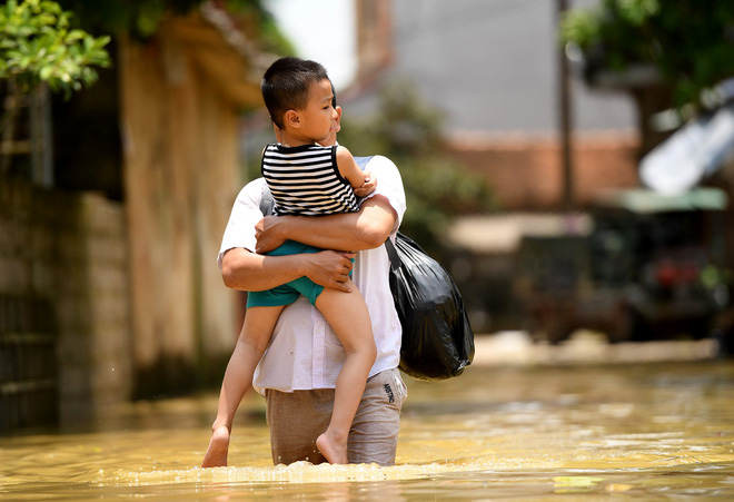 Sau 1 tuần mưa, người Hà Nội dùng thuyền tự chế, bơi trong dòng nước ngập ao bèo về nhà - Ảnh 15.