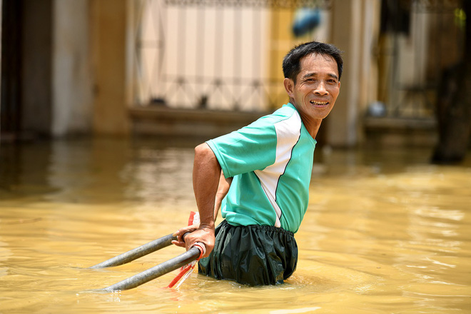 Sau 1 tuần mưa, người Hà Nội dùng thuyền tự chế, bơi trong dòng nước ngập ao bèo về nhà - Ảnh 17. Sau 1 tuần mưa, người Hà Nội dùng thuyền tự chế, bơi trong dòng nước ngập ao bèo về nhà 16