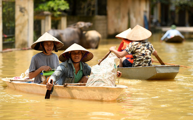Sau 1 tuần mưa, người Hà Nội dùng thuyền tự chế, bơi trong dòng nước ngập ao bèo về nhà - Ảnh 18.
