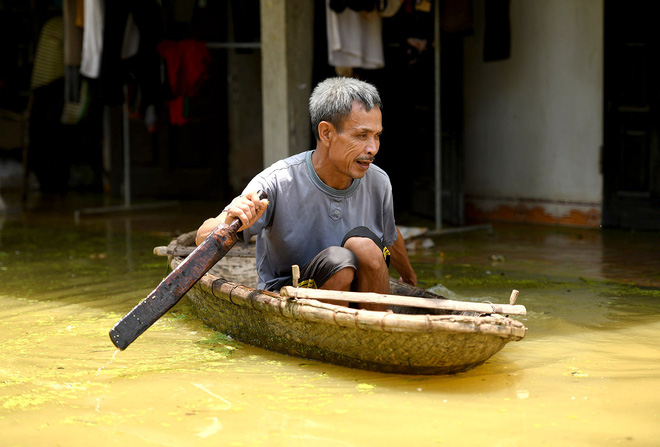 Sau 1 tuần mưa, người Hà Nội dùng thuyền tự chế, bơi trong dòng nước ngập ao bèo về nhà - Ảnh 20. Sau 1 tuần mưa, người Hà Nội dùng thuyền tự chế, bơi trong dòng nước ngập ao bèo về nhà 19