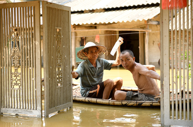 Sau 1 tuần mưa, người Hà Nội dùng thuyền tự chế, bơi trong dòng nước ngập ao bèo về nhà - Ảnh 29.