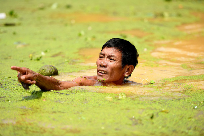 Sau 1 tuần mưa, người Hà Nội dùng thuyền tự chế, bơi trong dòng nước ngập ao bèo về nhà - Ảnh 22.