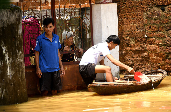 Sau 1 tuần mưa, người Hà Nội dùng thuyền tự chế, bơi trong dòng nước ngập ao bèo về nhà - Ảnh 32. Sau 1 tuần mưa, người Hà Nội dùng thuyền tự chế, bơi trong dòng nước ngập ao bèo về nhà 31