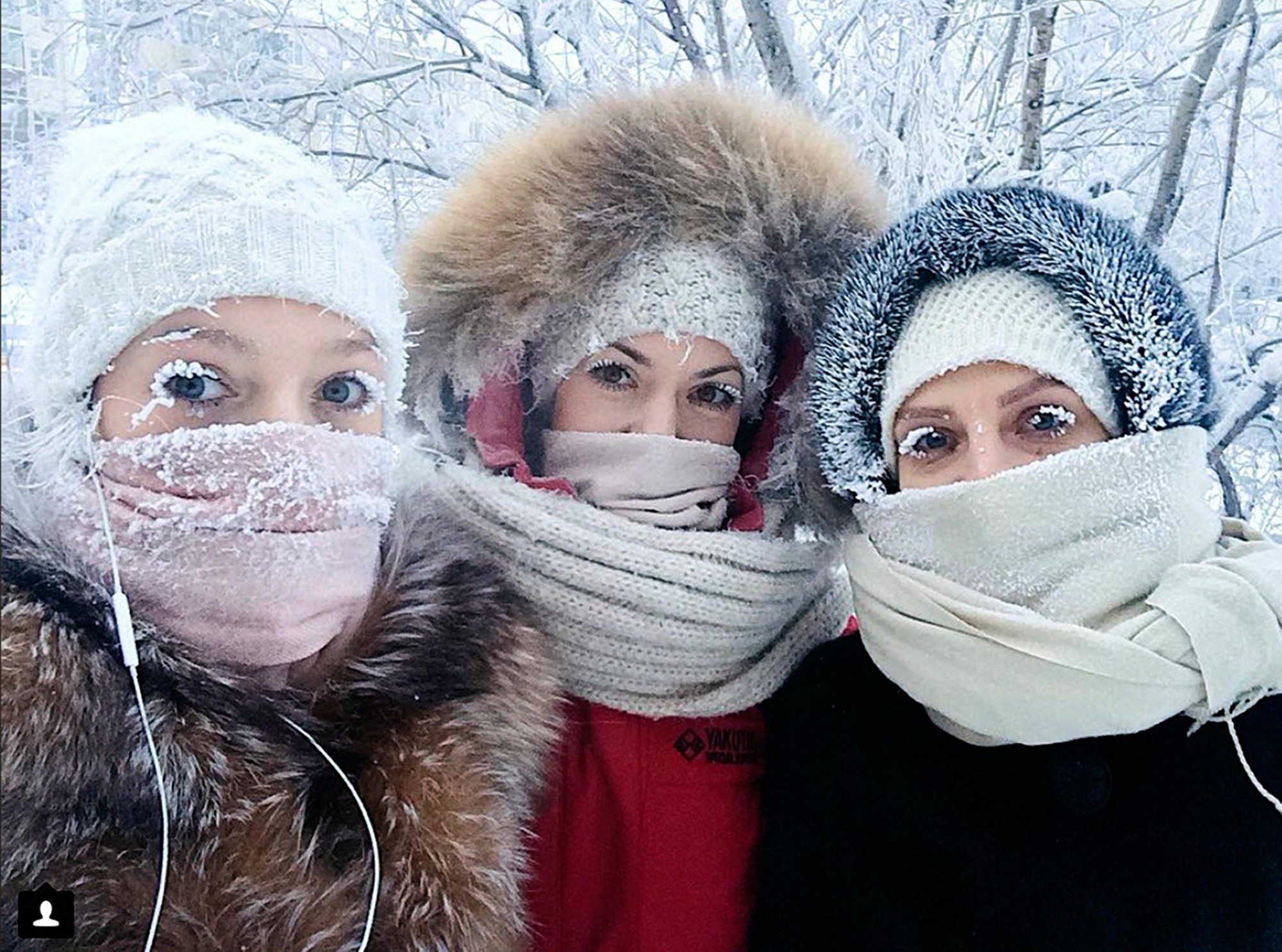Sau bức ảnh lông mi đóng băng nổi tiếng, cô gái Nga tiếp tục chia sẻ bức ảnh selfie mùa hè đáng sợ không kém 1
