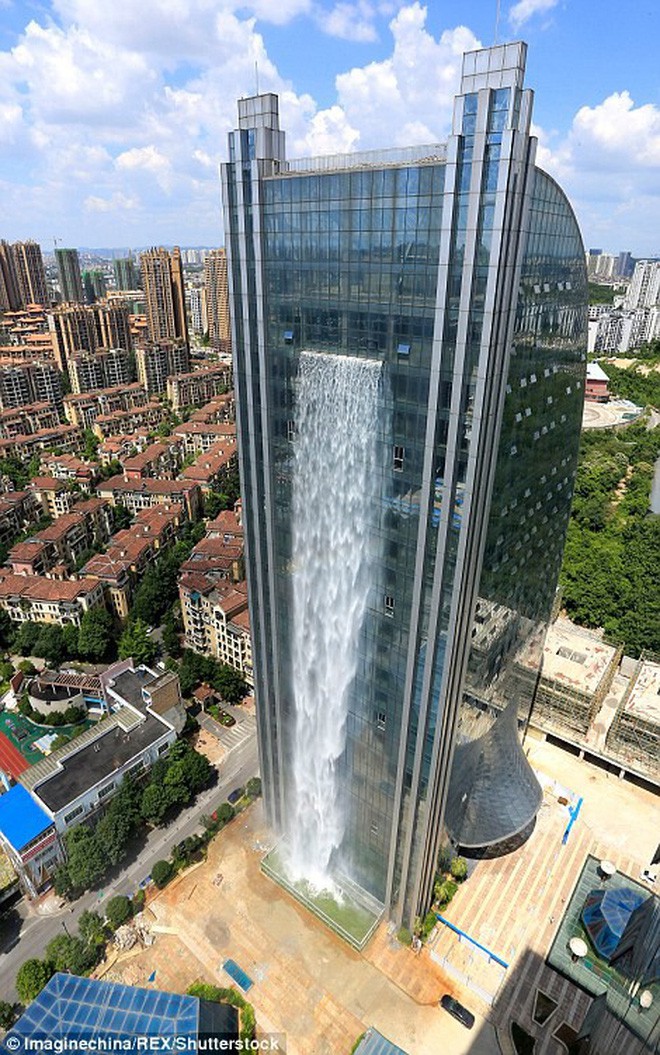 Chiêm ngưỡng thác nước khổng lồ đổ từ tòa nhà chọc trời xuống đất giữa lòng thành phố Trung Quốc - Ảnh 2. Chiêm ngưỡng thác nước khổng lồ đổ từ tòa nhà chọc trời xuống đất giữa lòng thành phố Trung Quốc - Ảnh 2.
