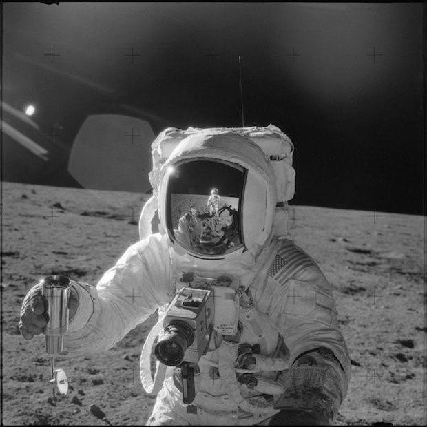 Ai là người quay/chụp lại khoảnh khắc Neil Armstrong trở thành người đầu tiên đặt chân lên Mặt Trăng? - Ảnh 4. Ai là người quay/chụp lại khoảnh khắc Neil Armstrong trở thành người đầu tiên đặt chân lên Mặt Trăng? 3