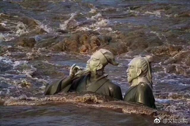Tình trai bên dòng nước dữ: Những tấm ảnh đang hot nhất cộng đồng mạng Trung Quốc hiện nay - Ảnh 1.