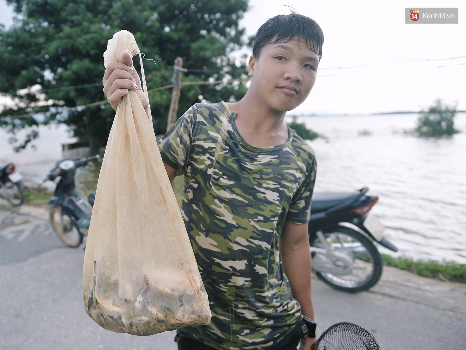 Chùm ảnh: Người lớn, trẻ nhỏ Hà Nội mặc áo phao ùa ra đường tỉnh lộ bơi lội, đánh cá sau nhiều ngày mưa ngập - Ảnh 14.