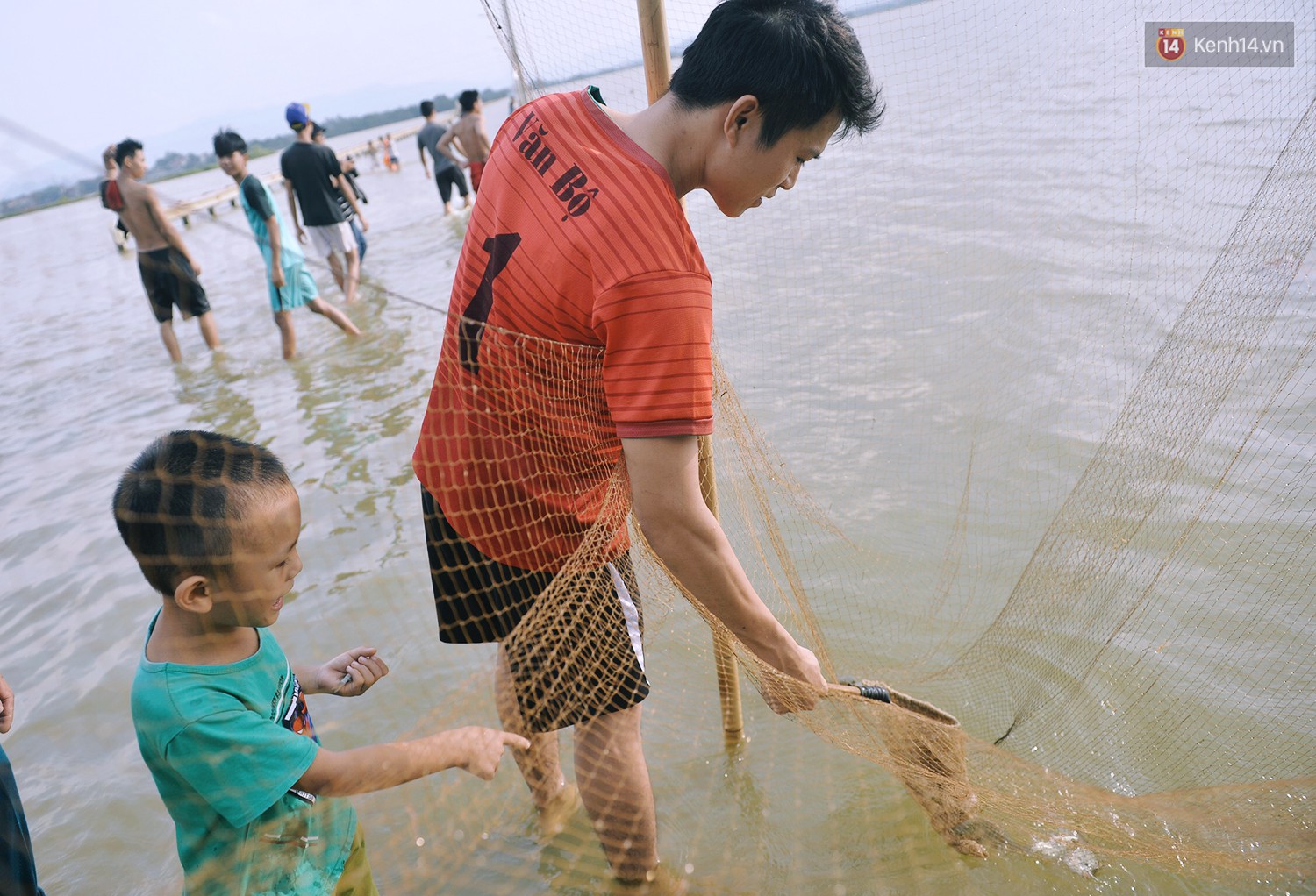 Chùm ảnh: Người lớn, trẻ nhỏ Hà Nội mặc áo phao ùa ra đường tỉnh lộ bơi lội, đánh cá sau nhiều ngày mưa ngập - Ảnh 13.
