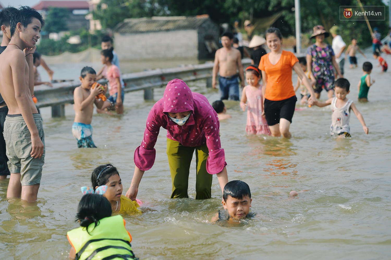 Chùm ảnh: Người lớn, trẻ nhỏ Hà Nội mặc áo phao ùa ra đường tỉnh lộ bơi lội, đánh cá sau nhiều ngày mưa ngập 10