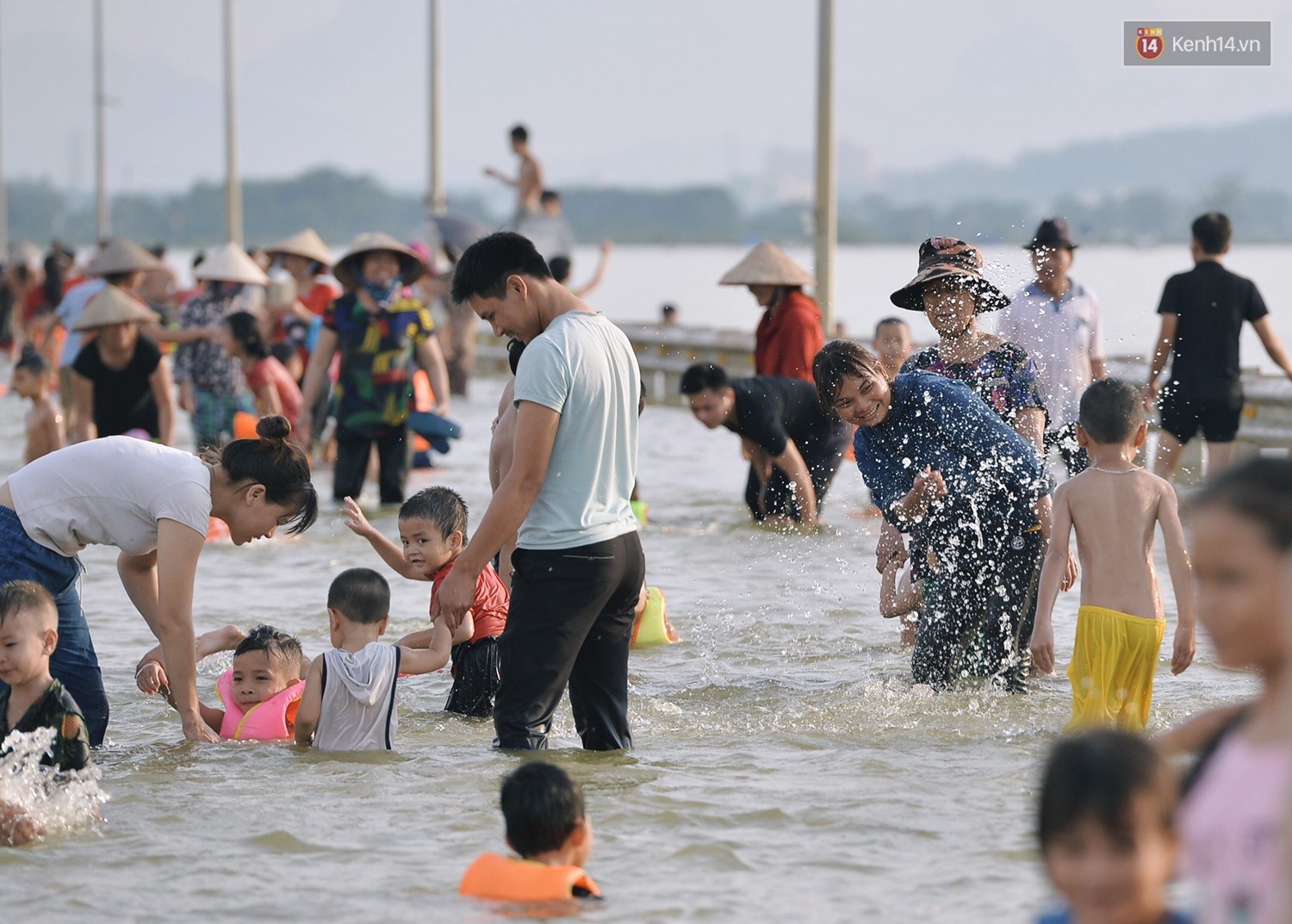 Chùm ảnh: Người lớn, trẻ nhỏ Hà Nội mặc áo phao ùa ra đường tỉnh lộ bơi lội, đánh cá sau nhiều ngày mưa ngập - Ảnh 5.
