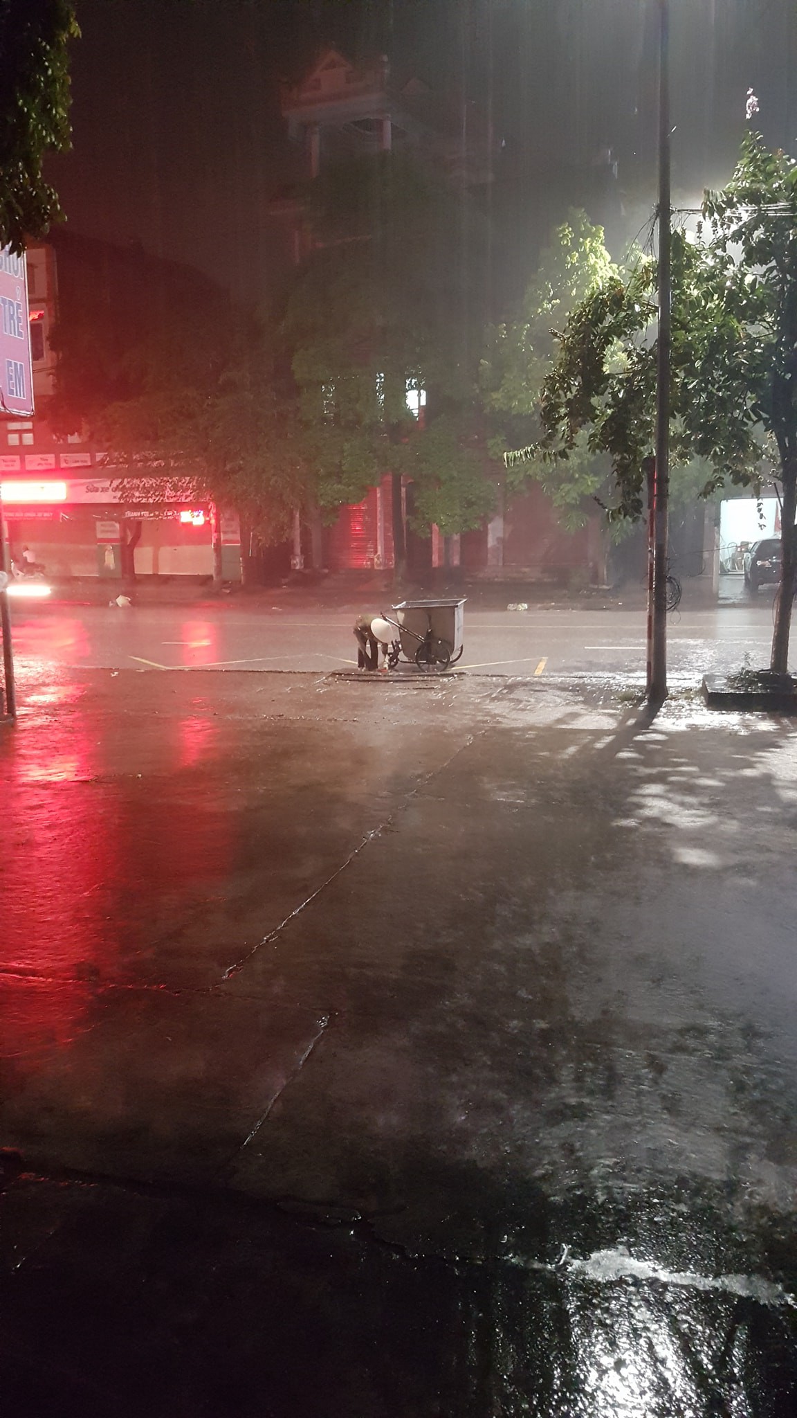 Hình ảnh cô lao công cặm cụi nhặt rác cho khỏi tắc cống dưới trời mưa lớn trong đêm ở Thái Nguyên khiến nhiều người xúc động - Ảnh 2.