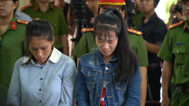 Các bảo mẫu hành hạ trẻ em tàn nhẫn ở Sài Gòn khóc nức nở - Ảnh 1.