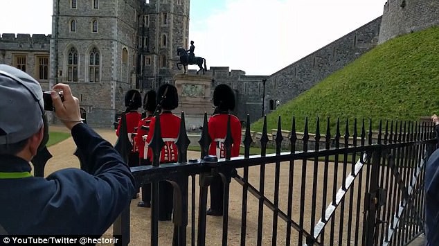 Cái kết đắng của nữ du khách khi cố tình vượt rào, cản trở lính gác của Nữ hoàng bên ngoài lâu đài Windsor - Ảnh 2.