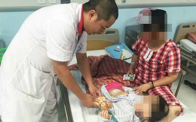 Uống nhầm nước tro tàu làm bánh, bé gái 3 tuổi bị bỏng thực quản nhập viện nguy kịch 2