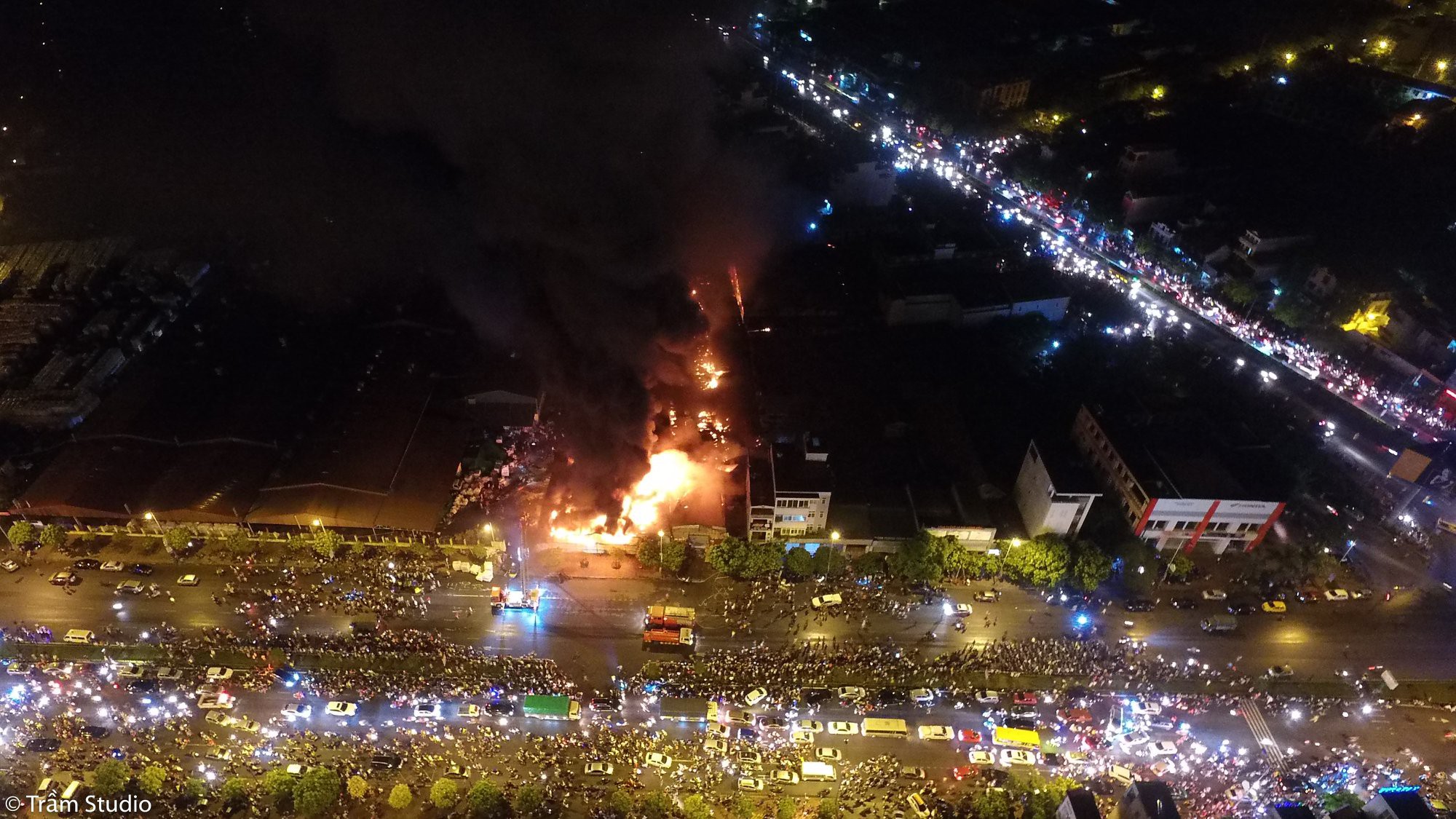 Toàn cảnh đám cháy ngùn ngụt chợ Gạo ở thành phố Hưng Yên nhìn từ trên cao - Ảnh 4.