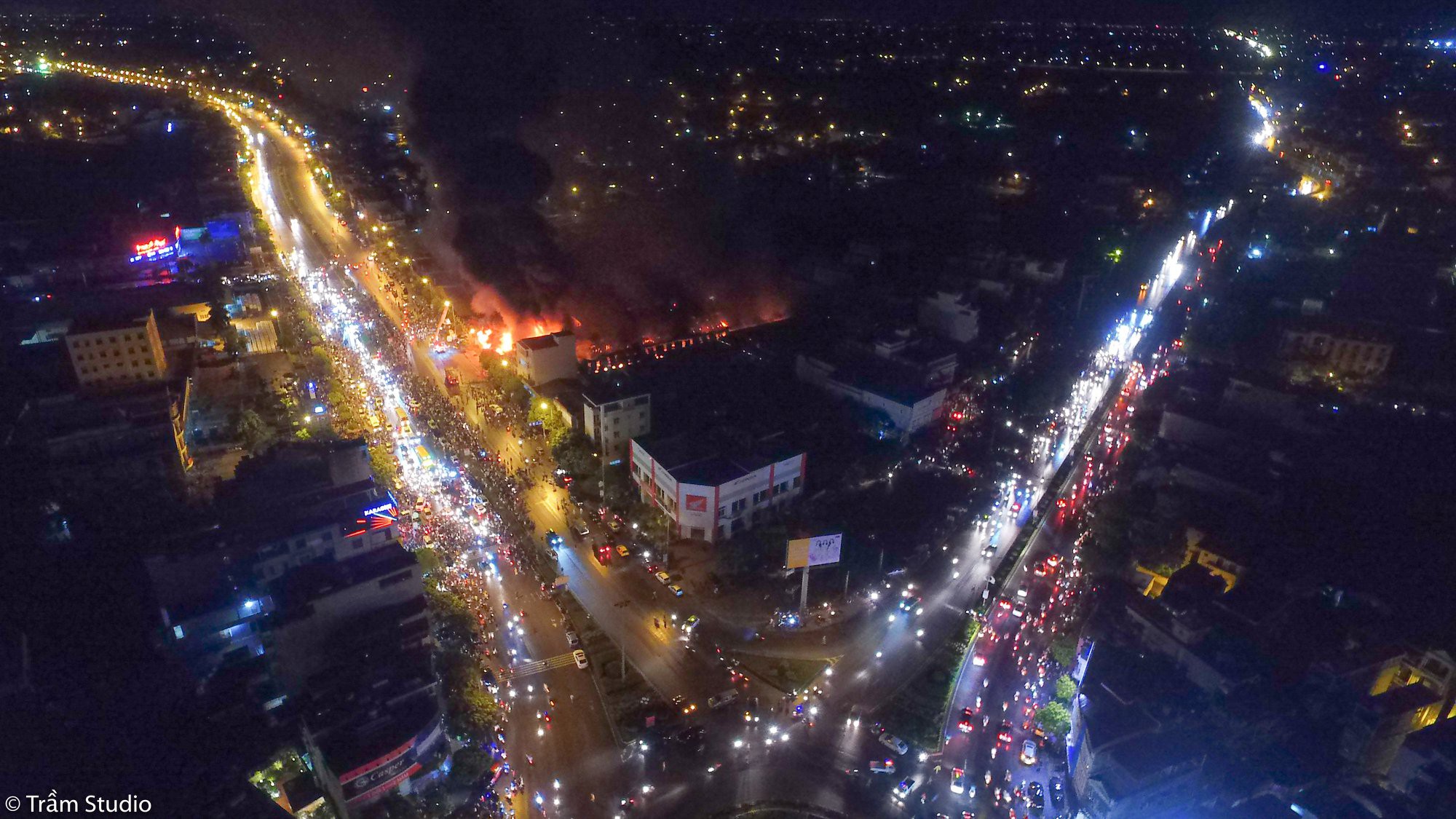 Toàn cảnh đám cháy ngùn ngụt chợ Gạo ở thành phố Hưng Yên nhìn từ trên cao - Ảnh 5.