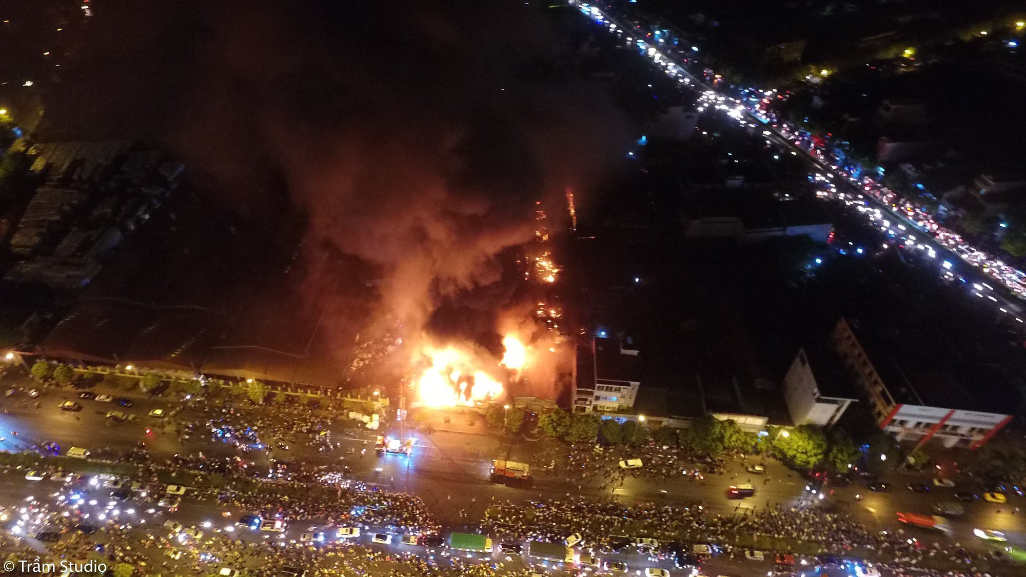 Toàn cảnh đám cháy ngùn ngụt chợ Gạo ở thành phố Hưng Yên nhìn từ trên cao - Ảnh 2.