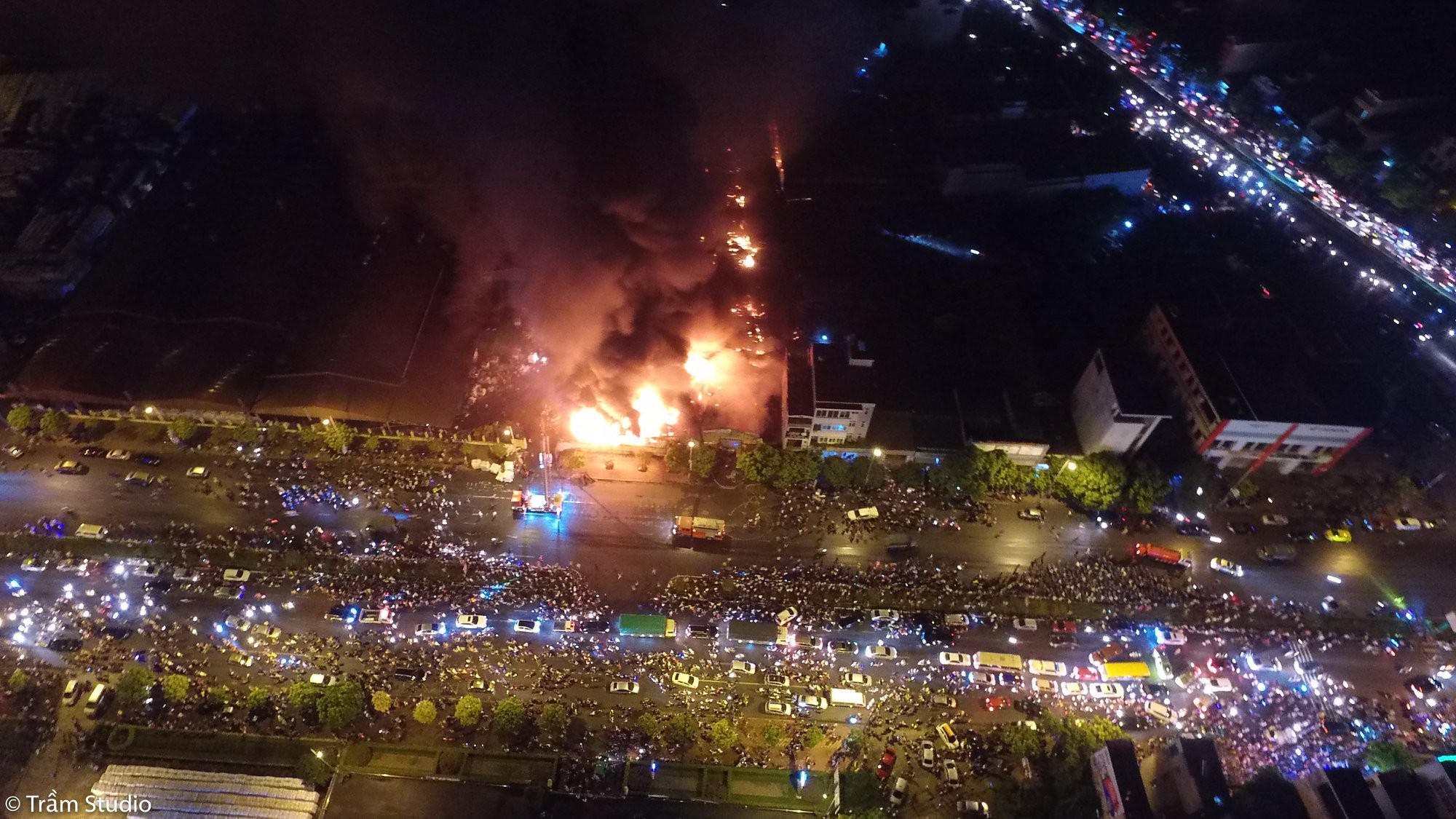 Toàn cảnh đám cháy ngùn ngụt chợ Gạo ở thành phố Hưng Yên nhìn từ trên cao - Ảnh 3.