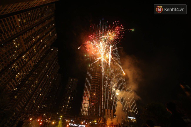 Màn pháo hoa cùng bữa tiệc ánh sáng đèn LED hoành tráng ghi dấu sự kiện ra mắt Vincom Center Landmark 81 - Ảnh 25. Màn pháo hoa cùng bữa tiệc ánh sáng đèn LED hoành tráng ghi dấu sự kiện ra mắt Vincom Center Landmark 81 33