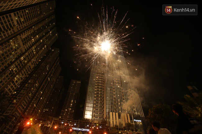 Màn pháo hoa cùng bữa tiệc ánh sáng đèn LED hoành tráng ghi dấu sự kiện ra mắt Vincom Center Landmark 81 - Ảnh 28. Màn pháo hoa cùng bữa tiệc ánh sáng đèn LED hoành tráng ghi dấu sự kiện ra mắt Vincom Center Landmark 81 36