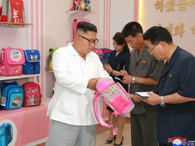 Phu nhân Triều Tiên Ri Sol-ju tái xuất, xinh đẹp rạng rỡ trong chuyến thị sát cùng chồng - Ảnh 6. Phu nhân Triều Tiên Ri Sol-ju tái xuất, xinh đẹp rạng rỡ trong chuyến thị sát cùng chồng 7